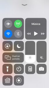 Modal que aparece cuando deslizas el dedo de abajo hacia arriba en un iPhone. Se observa un botón con un icono de un círculo dentro de otro.