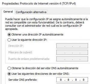 Ventana para configurar el protocolo IPv4 de la red a la que estás conectado. Se observa la opción “Usar las siguientes direcciones del servidor DNS”. Se ha escrito “8.8.8.8” en la opción “Servidor DNS preferido”.