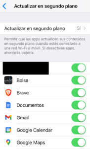 Apartado “Actualizar en segundo plano” mostrando una opción del mismo nombre y una lista de apps instaladas en ese iPhone. Se observa un botón verde al lado de cada app. 
