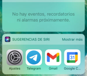Modal o widget “SUGERENCIAS DE SIRI”, el cual muestra una lista de cuatro apps recomendadas para el usuario de ese iPhone. 