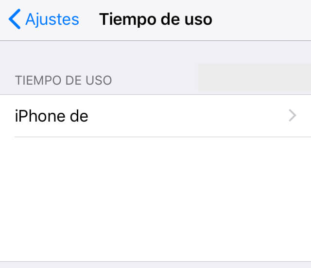 Menú de la opción “Tiempo de uso” mostrando la opción “iPhone de (nombre del usuario)”.