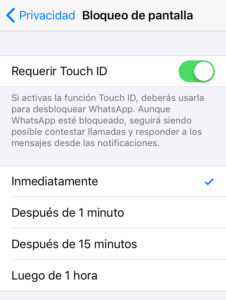 Menú de la opción “Bloqueo de pantalla” mostrando el botón al lado del apartado “Requerir Touch ID”, y mostrando las opciones “Inmediatamente” y otros períodos de tiempo para bloquear WhatsApp con datos biométricos.