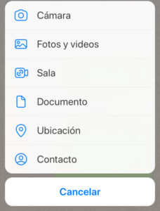 Modal de WhatsApp que aparece cuando un usuario toca en el icono del “+” o del clip del teclado virtual. Se observa la opción “Ubicación”.