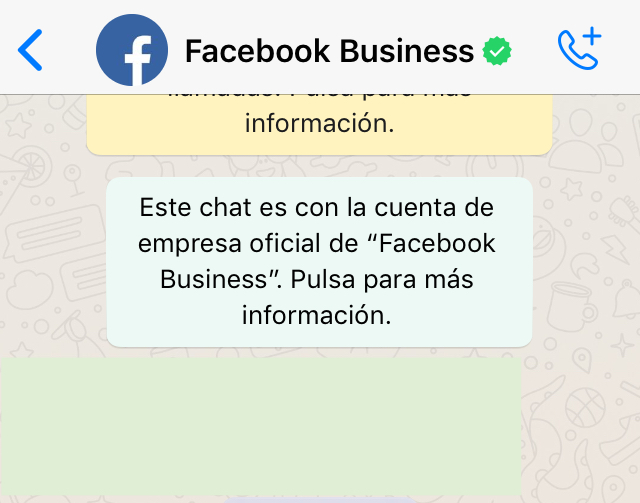 Chat de WhatsApp mostrando el nombre de un contacto en la parte superior de la ventana de la app.
