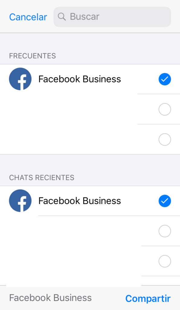 Pantalla para seleccionar a una persona a quien enviarle una tarjeta de contacto, la cual muestra la opción “Compartir”.