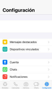 Pestaña “Configuración” de WhatsApp mostrando la opción “Dispositivos vinculados”.