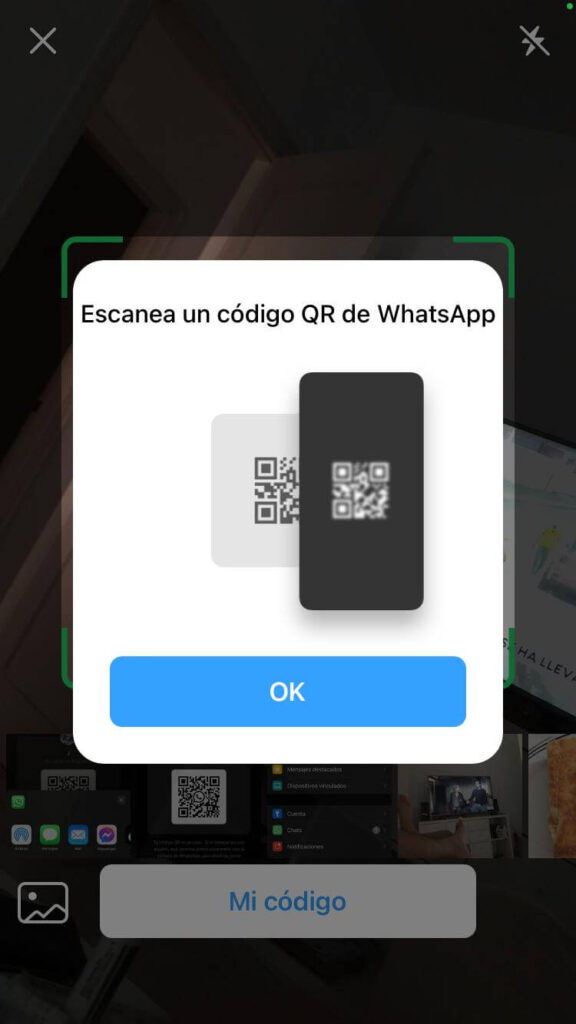 Cámara de un iPhone preparada para escanear un código QR, la cual muestra un icono para seleccionar una imagen del carrete del móvil.