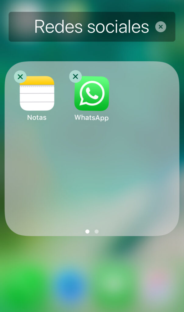 Carpeta creada después de arrastrar la app de WhatsApp para que tocara la app de Notas de un iPhone.