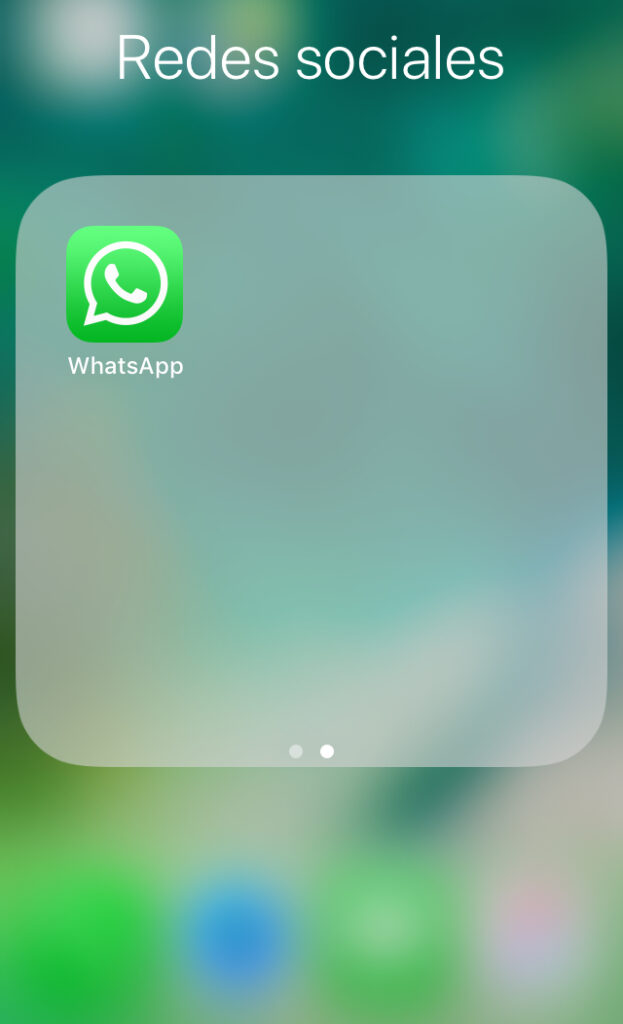 App de WhatsApp en la segunda página de una carpeta en un iPhone.