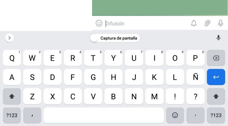 Chat de Telegram mostrando el teclado de Gboard, en donde se puede observar un botón que dice “Captura de pantalla”. También se observa un icono con el símbolo “>”.