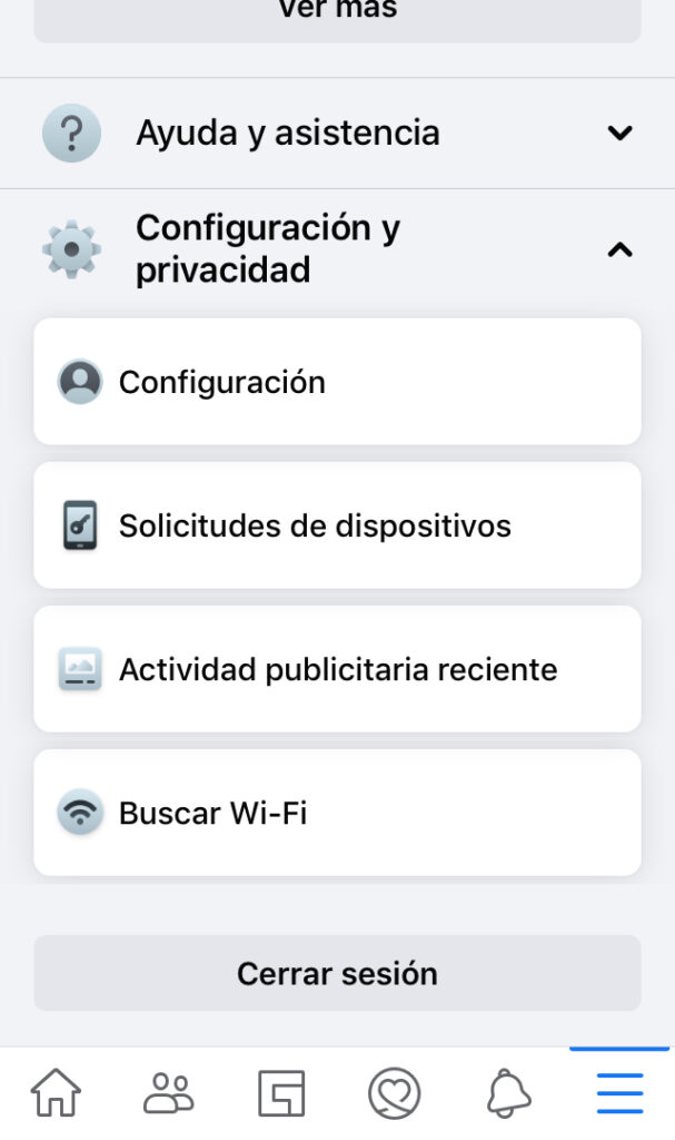 App de Facebook en iOS, el cual muestra el icono de las tres líneas, el apartado “Configuración y privacidad” y la opción “Configuración”.