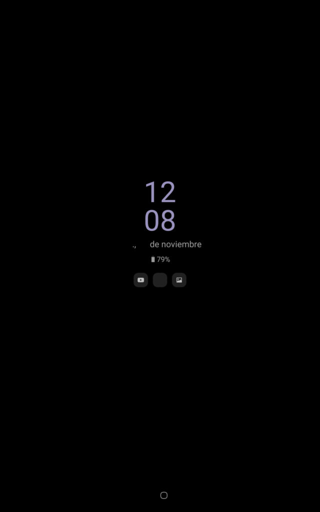 Tableta con Android sin la funcionalidad Always on Display instalada mostrando la hora usando Always on Display gracias a la app “Always On Screen” de Sachin Kumar53.