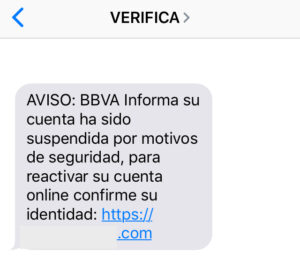 SMS de un posible estafador, diciéndole al usuario que entre a una página web para supuestamente reactivar su cuenta bancaria del BBVA.