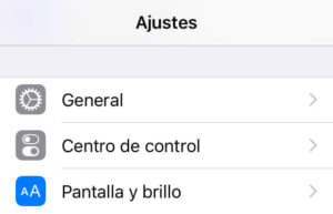 App de Ajustes mostrando las opciones “General” y “Pantalla y brillo”.