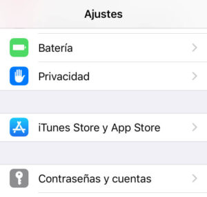 App de Ajustes de un iPhone, el cual muestra las opciones “Batería” y “Contraseñas y cuentas”. 