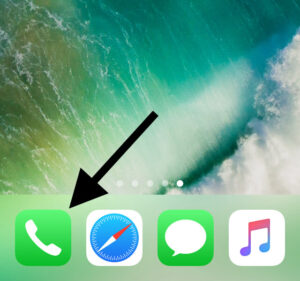 Pantalla principal de un iPhone, en el cual se observa la app de “Teléfono”.