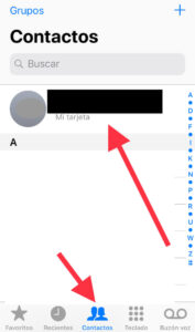 App de “Teléfono” de un iPhone mostrando la opción “Contactos” y un apartado que muestra el nombre del dueño del iPhone (censurado en la imagen).