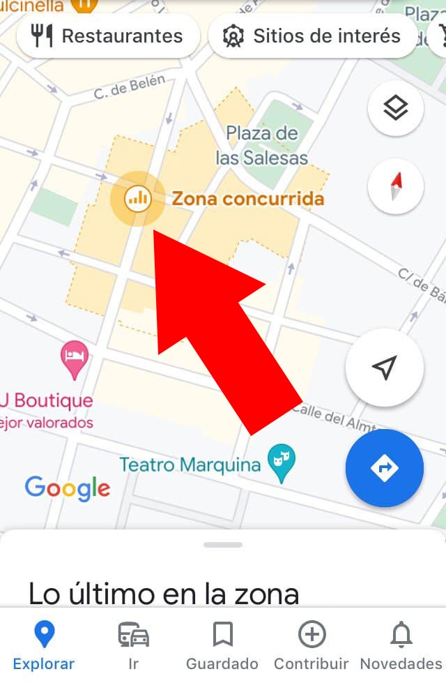 Mapa de Google Maps mostrando un icono con unas barras naranja y un texto que dice “Zona concurrida”. También se observa una franja naranja delimitada por una línea punteada.