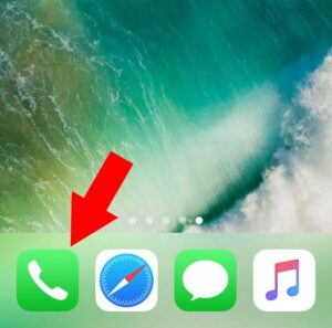 Pantalla principal de un iPhone mostrando el icono de la app de llamadas.
