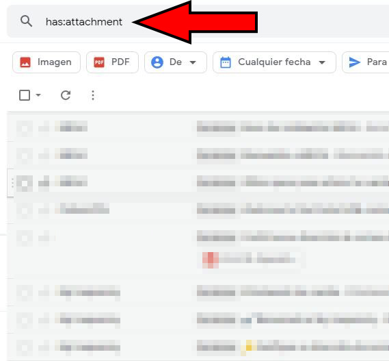 Versión web de Gmail, en donde se observa que un usuario ha tecleado “has:attachment” en la barra de búsqueda.