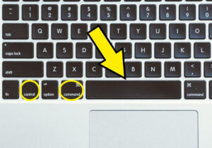 Teclado de una Mac mostrando las teclas “Control”, “Command”, y la barra de espacio.