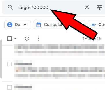 Barra de búsqueda de Gmail mostrando las palabras clave “larger:100000”. 
