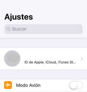 App de Ajustes de un iPhone mostrando el rectángulo con el nombre del usuario del iPhone (censurado en la imagen).