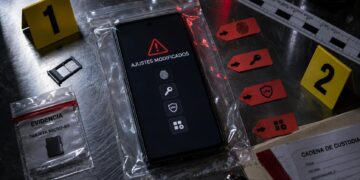 Celular tratado como evidencia forense tras detectar ajustes y contraseñas modificados