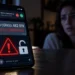 Teléfono con un código de verificación no solicitado y una advertencia para no compartirlo