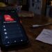 Celular Android mostrando una alerta de APK sospechosa después de instalar una aplicación externa
