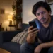 Persona preocupada observando un comportamiento extraño en su celular