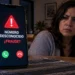 Mujer observa una llamada de un número desconocido con advertencia de fraude