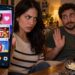 Mujer muestra un Android invadido por anuncios emergentes mientras su pareja niega haberlos abierto
