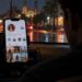 Persona desconocida consultando clandestinamente un perfil de Instagram desde un automóvil