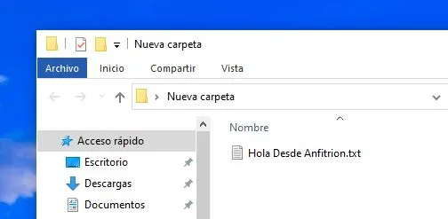 Carpeta “Nueva carpeta”, con un fichero de texto llamado “Hola Desde Anfitrión”.