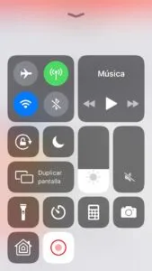 Modal del Centro de control, en donde el icono de un círculo dentro de otro fue presionado, y por eso se observa que el círculo exterior de ese icono está de color rojo. También se observa el icono de una flecha apuntando hacia abajo.