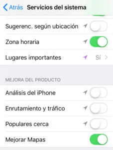 Opciones “Sugerenc. según ubicación”, “Análisis del iPhone”, “Enrutamiento y tráfico”, y “Populares cerca” del apartado “Servicios del sistema” desactivadas.