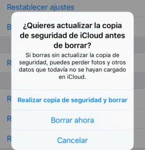 Modal para restablecer un iPhone a sus valores de fábrica con las opciones “Realizar copia de seguridad y borrar” y “Borrar ahora”. 