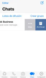 Lista de chats de WhatsApp en donde se puede observar que se ha deslizado un chat de Facebook Business hacia la izquierda, y que ha aparecido una opción llamada “Archivar”.