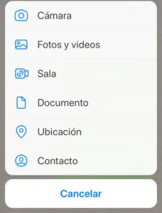 Modal de WhatsApp que aparece cuando un usuario toca en el icono del “+” o del clip del teclado virtual. Se observa la opción “Ubicación”.