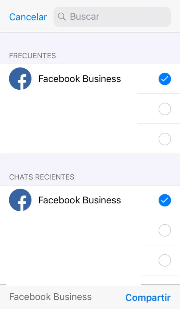 Pantalla para seleccionar a una persona a quien enviarle una tarjeta de contacto, la cual muestra la opción “Compartir”.