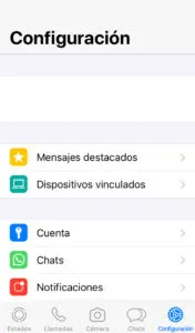 Pestaña “Configuración” de WhatsApp mostrando la opción “Dispositivos vinculados”.