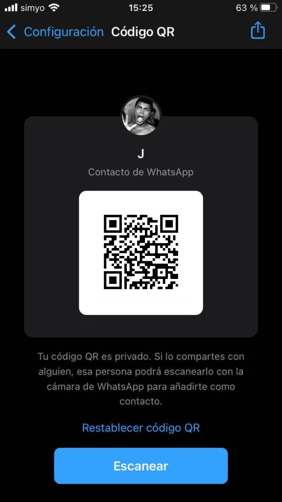 Asistente de códigos QR de WhatsApp, el cual muestra el código QR de un usuario (censurado en la imagen), un botón con el símbolo de compartir, y un botón que dice “Escanear”.
