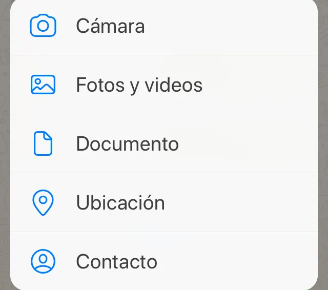 Modal con las opciones “Cámara” y “Fotos y vídeos” de un chat de WhatsApp.