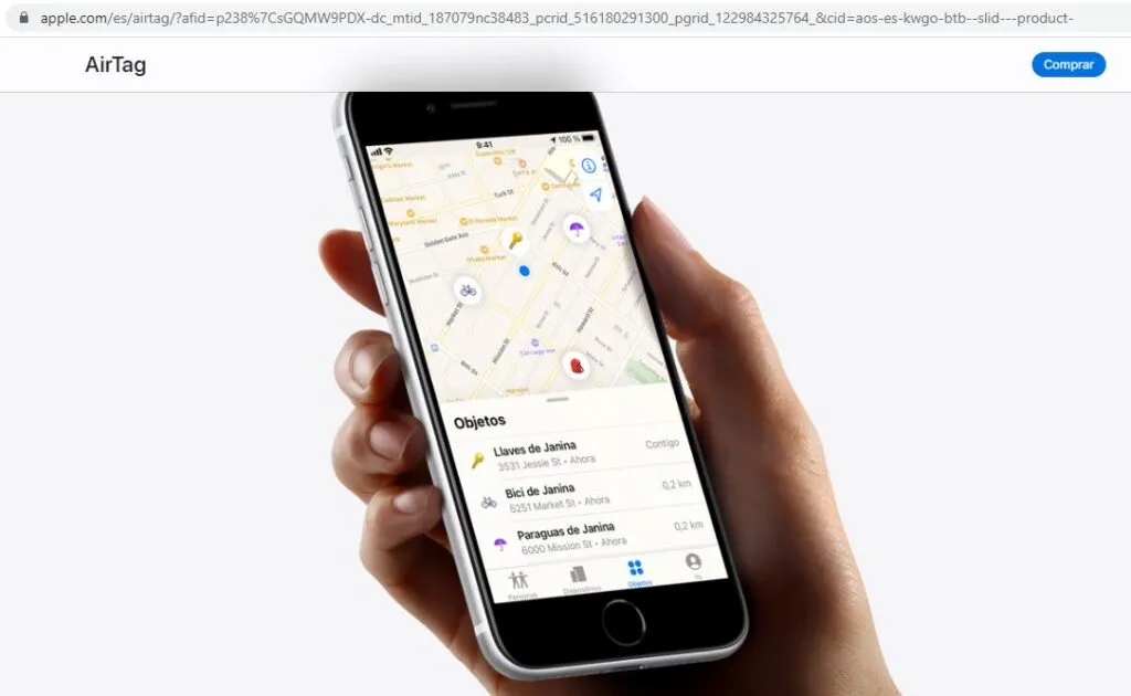 Página web de los AirTags del sitio oficial de Apple, el cual muestra la app de Buscar en un iPhone rastreando unos AirTags. Se observan unos emojis al lado de los nombres de los AirTags. 