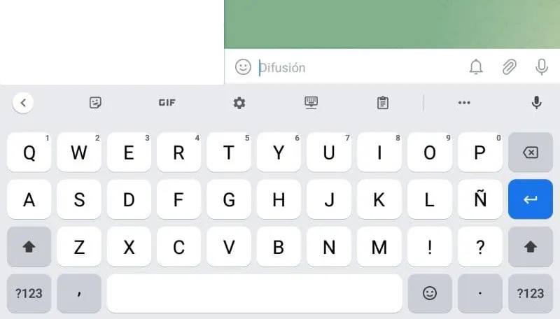 Chat de Telegram mostrando el teclado de Gboard de un Android. Se puede observar un icono en forma de engranaje arriba de las letras del teclado. También se observa un icono en forma de portapapeles a la derecha del icono del engranaje.