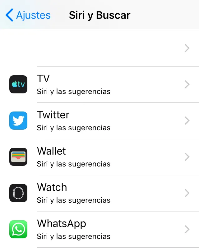 Menú del apartado “Siri y Buscar”, el cual muestra la app de WhatsApp.