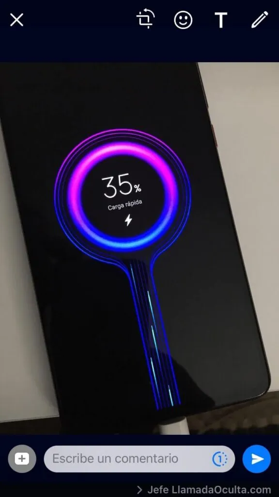 Imagen en el modo de edición de un iPhone antes de ser enviada por WhatsApp mostrando el icono de un lápiz en la esquina superior derecha de la pantalla.