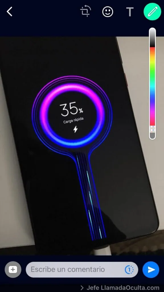 Barra vertical que aparece al tocar el icono del lápiz en el modo de edición de imágenes de un iPhone. Se observa una serie de cuadritos blancos y de otros colores en una pequeña porción en la parte inferior de la barra y en el círculo que contiene el icono del lápiz.