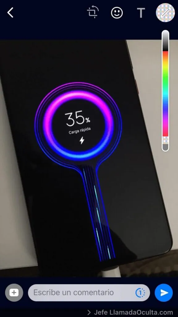 Imagen pixelada en el modo de edición de un iPhone antes de ser enviada por WhatsApp. Se observa un icono en forma de avión de papel.